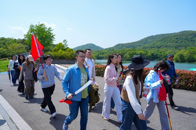 ��ɫ����