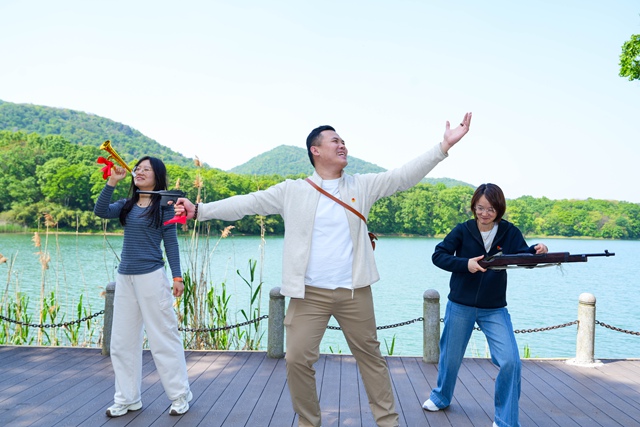 ��ɫ����