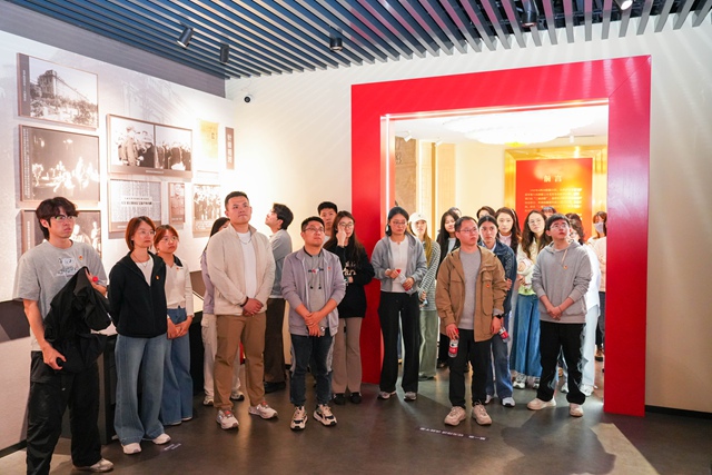 ��ɫ����